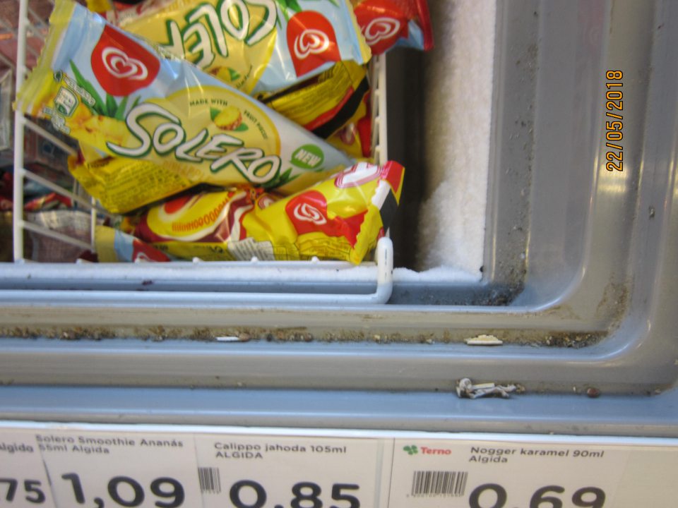 Znečistené mraziace vitríny