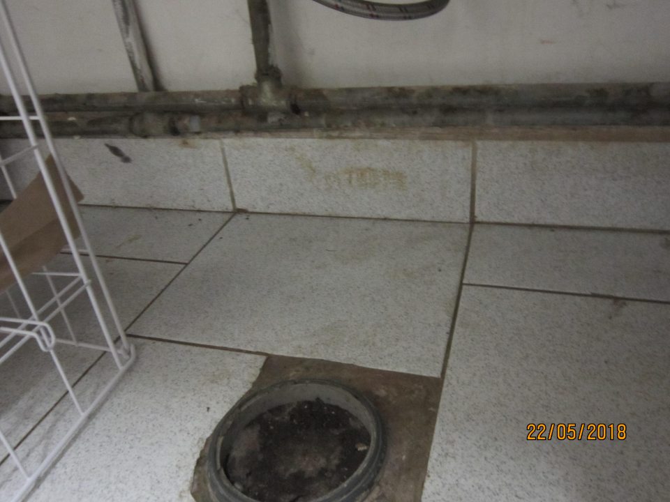 Znečistené a poškodené podlahy v priestore pekárne