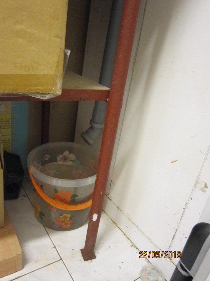 Zvod kondenzátu do nekrytého plastového vedra