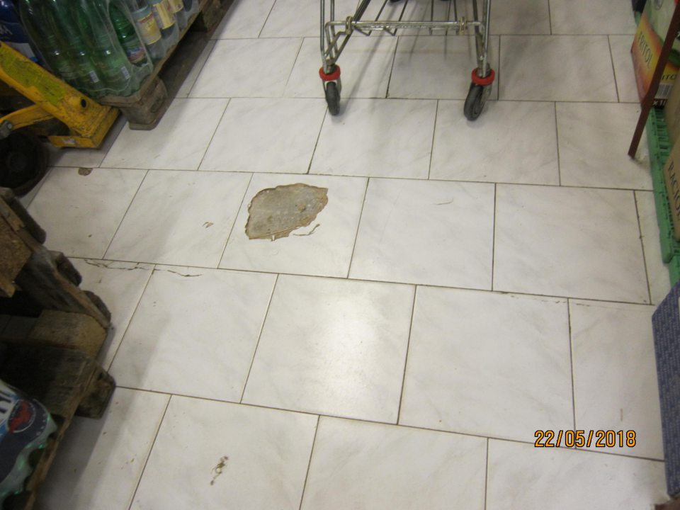 Poškodené podlahy v sklade