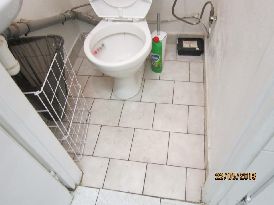 Znečistené podlahy v priestore WC