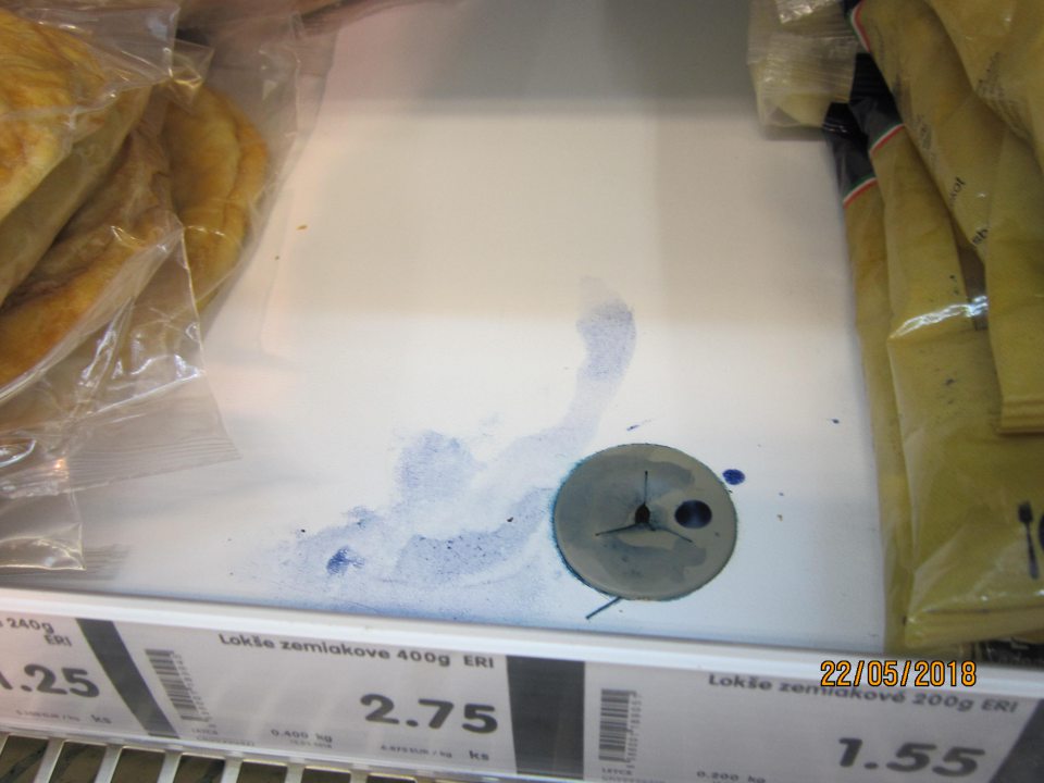 Znečistené chladiace vitríny