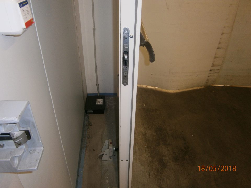 Nános nečistôt na podlahe v zádverí vstupu na predajnú plochu.