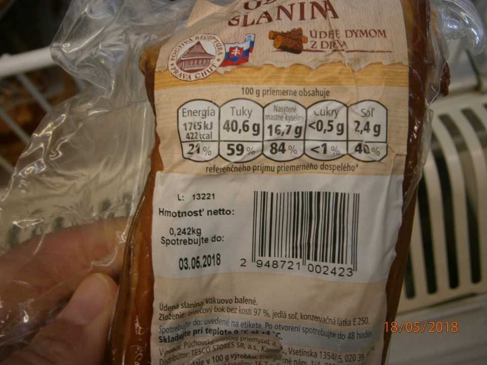 Výrobok Údená slanina ponúkaný na predaj po uplynutí dátumu spotreby.