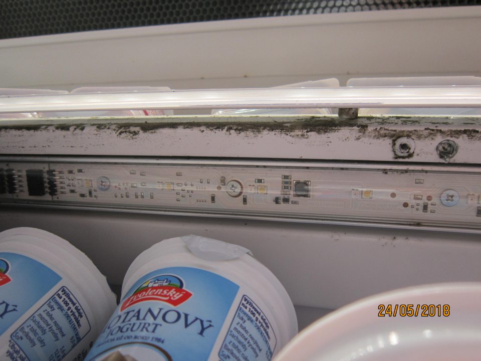 Znečistené chladiace vitríny