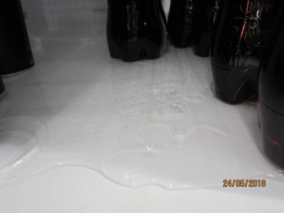 V chladiacej vitríne na nealko nápoje hrubá vrstva námrazy