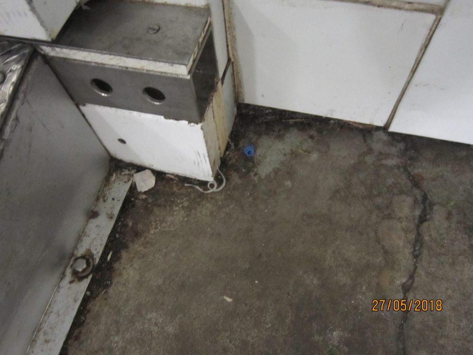 Podlahy v skladovacích priestoroch znečistené