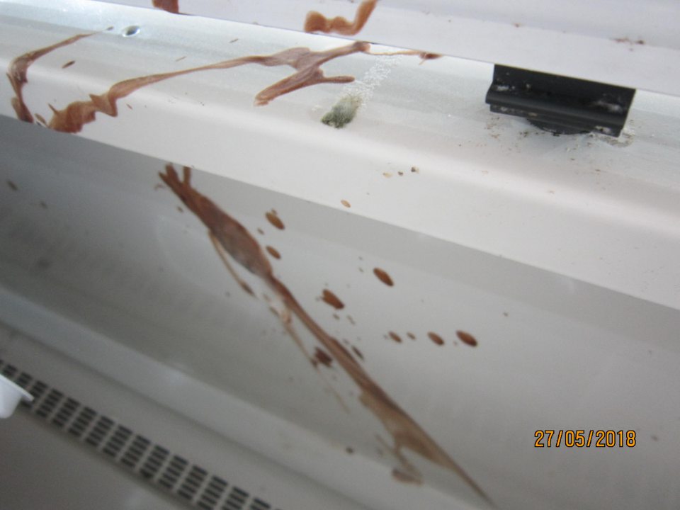 Znečistené chladiace vitríny