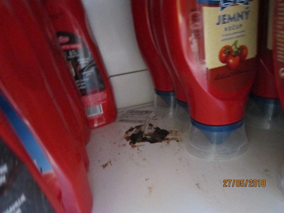 Znečistené, zatečené regály