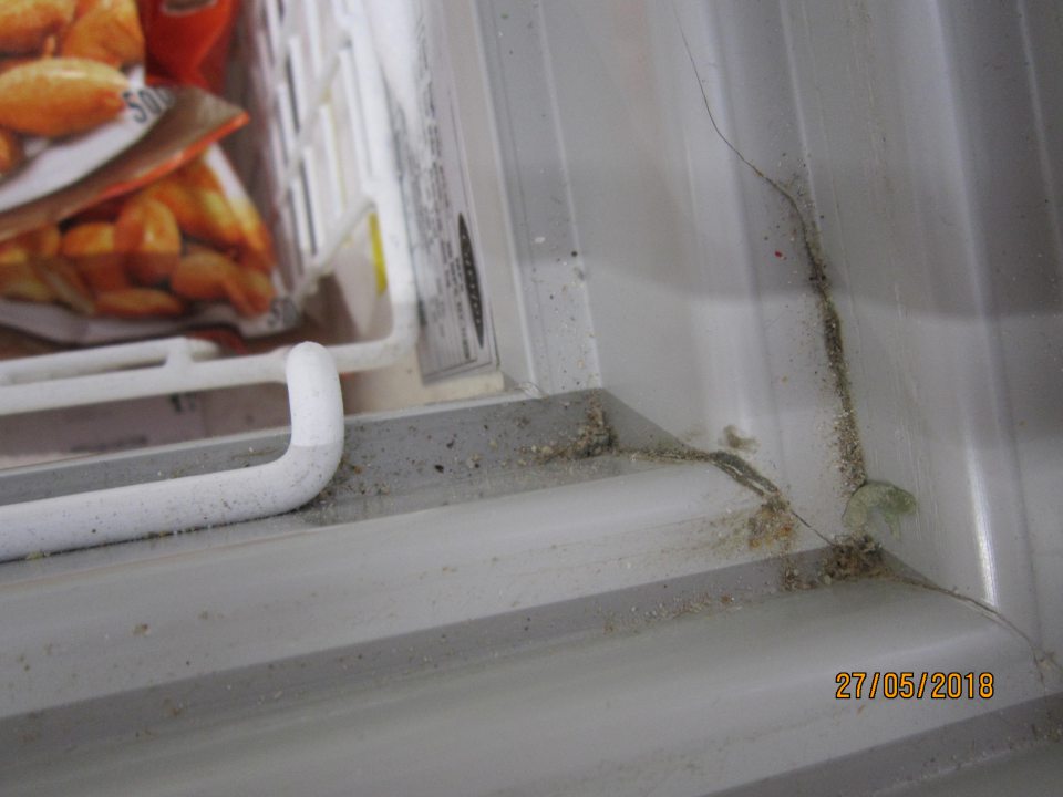 Znečistené mraziace boxy na predajnej ploche