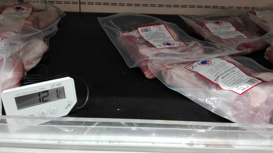 Výrobok Morčacie stehno bez kosti horné vystavované pri nevyhovujúcej teplote.