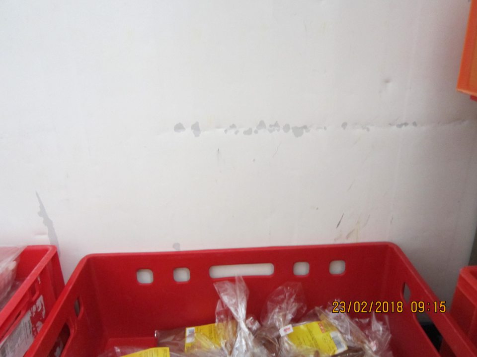 V chladiacom boxe hydiny v sklade potravín opadáva náter na stenách.