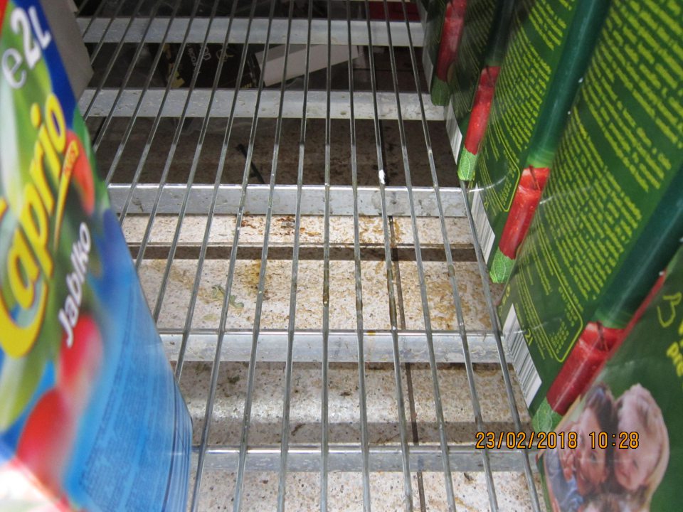 Regály s nápojmi na predajnej ploche sú znečistené potečenými zvyškami z nápojov