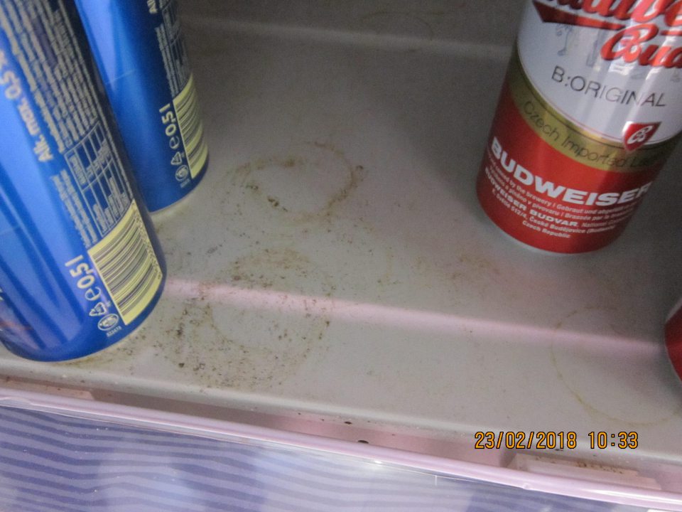 Chladiaca vitrína s nápojmi na predajnej ploche  znečistená potečenými zvyškami z nápojov