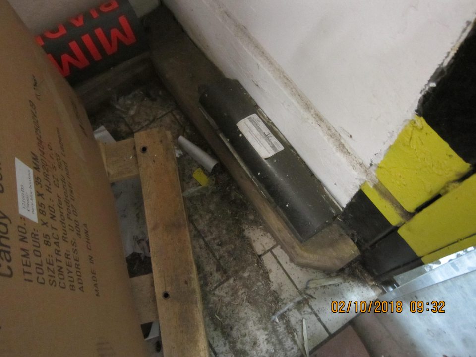 Pri výstupe na rampu pod a za paletou hrubá vrstva nánosu prachu, papierikov, rôzne nečistoty.