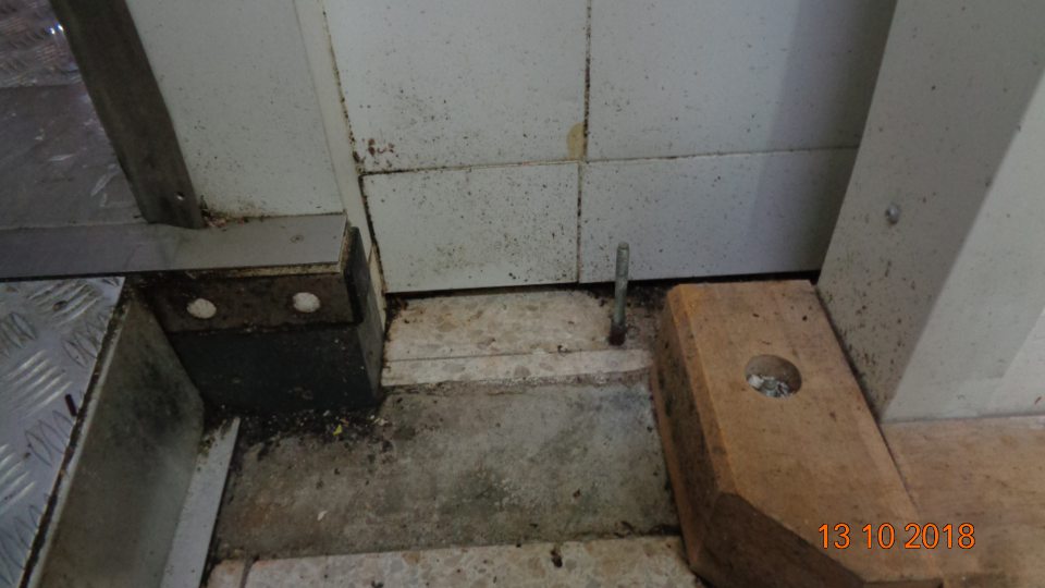 Pri mraziarenskom boxe pečiva znečistená podlaha, v rohoch pri vstupe do boxu čierna pleseň.