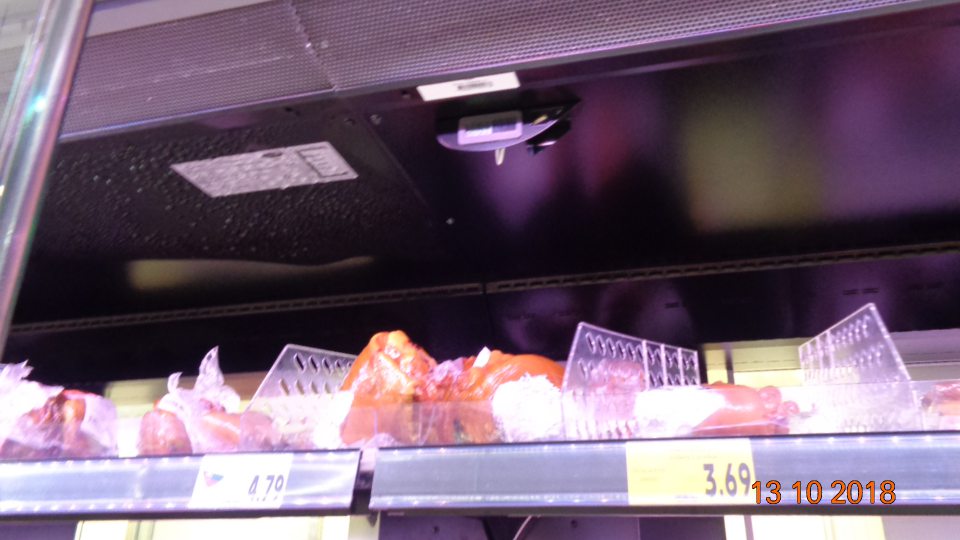 V chladiacej vitríne mäsových výrobkov-kondenz.