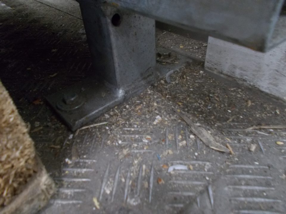 V skladovom priestore na mrazené polotovary dopekané pečivo sa nachádzali na viacerých miestach zhluky prachu zvyšky z paliet.