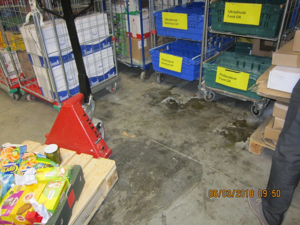 V sklade trvanlivých potravín- podlaha znečistená potečenými zbytkami potravín