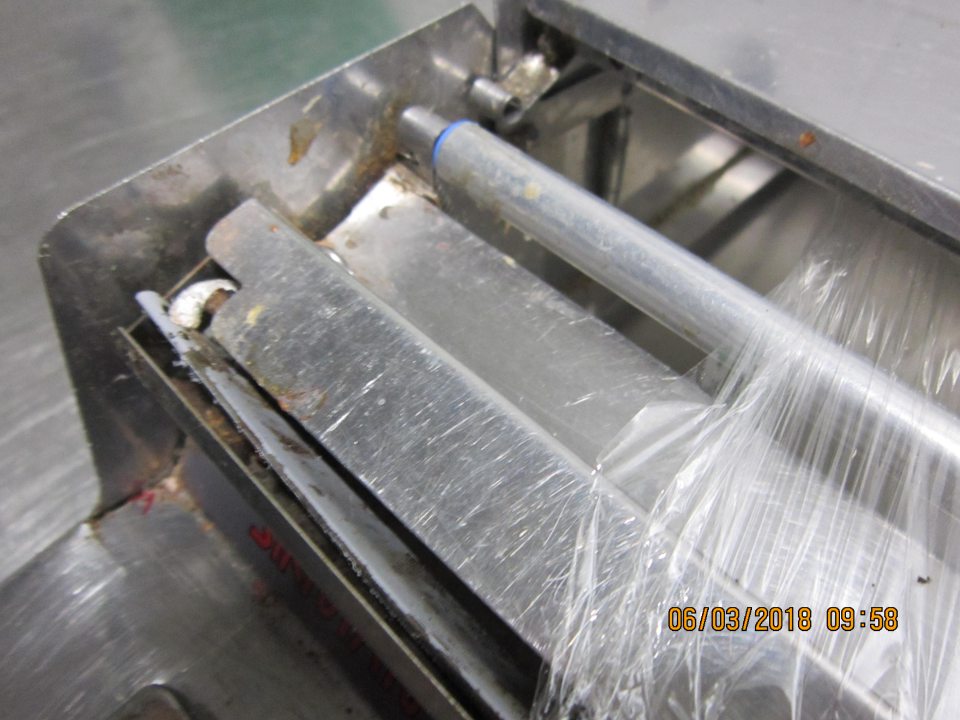 V prípravni ovocia a zeleniny znečistená balička zaschnutými zvyškami a prachom.