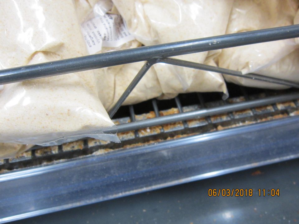 Regály so strúhankou sú zanečistené po okrajoch zaschnutými zbytkami pečiva.