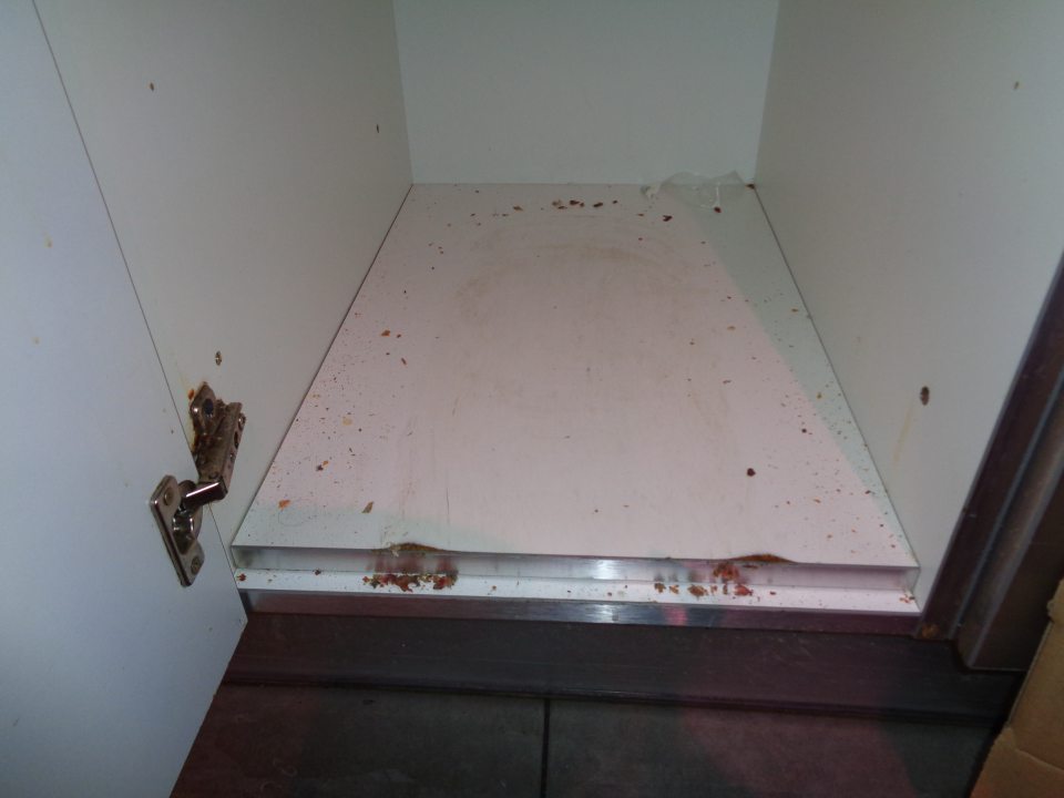 V časti pultového predaja mäsových výrobkov znečistená skrinka na uloženie smetného koša.