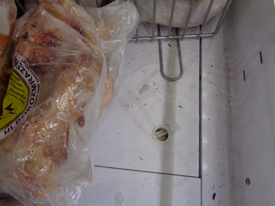 V prevádzke znečistený mraziaci box s hlbokomrazenou hydinou.