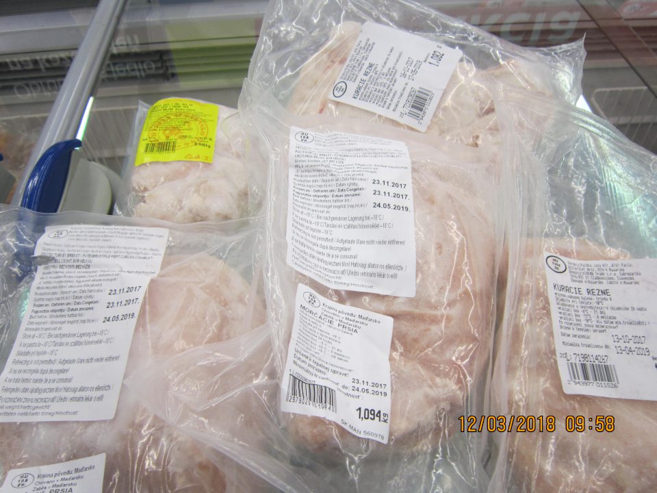 U 2 druhov hlbokozmrazených potravín (kuracie rezne, Morčacie prsia) - porušené vákuové balenie.