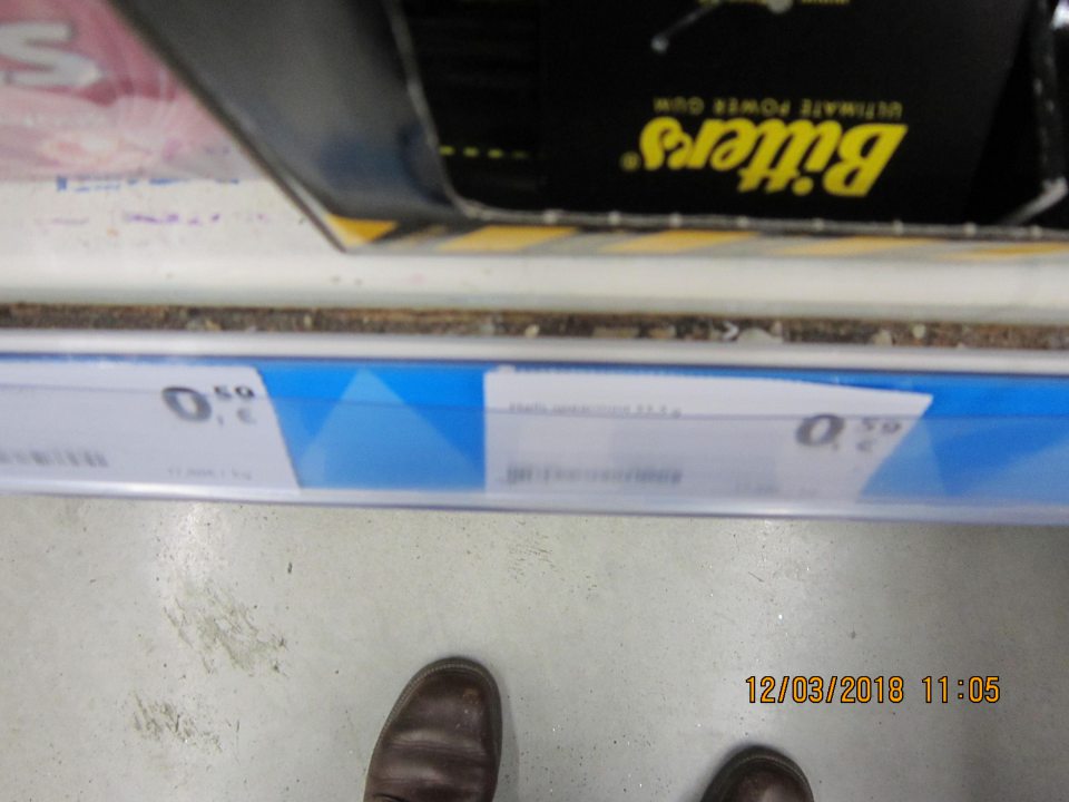 Lišty za cenovkami sú znečistené zaschnutými zvyškami potravín, zhlukom prachu. 