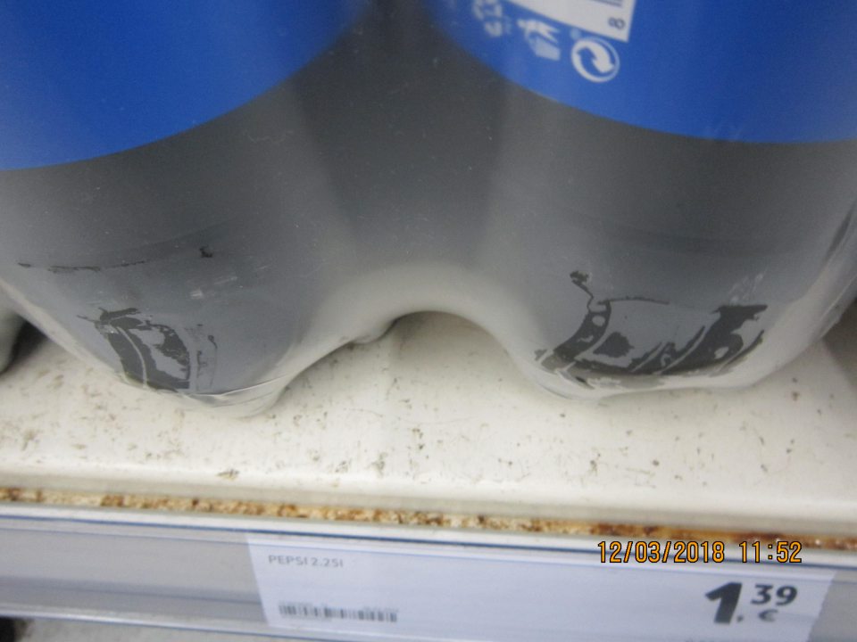 Lišty za cenovkami pri nápojoch, džúsoch, sú znečistené zaschnutými zvyškami potravín, zhlukom prachu 