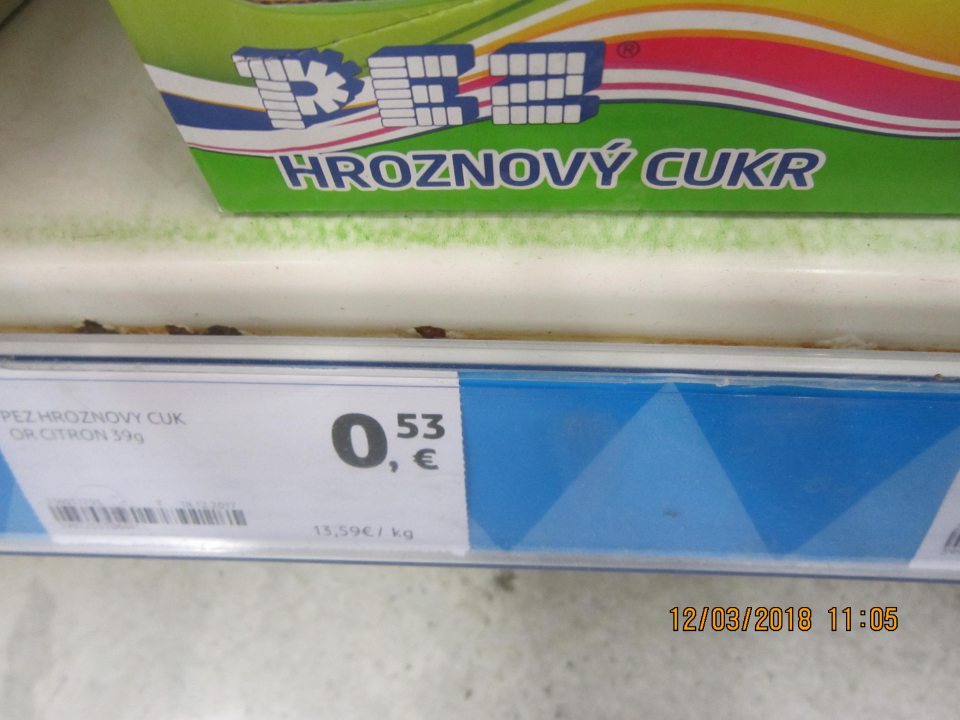 Lišty za cenovkami pri cukrovinkách sú  znečistené zaschnutými zvyškami potravín, zhlukom prachu a aj hrdzavejúce.