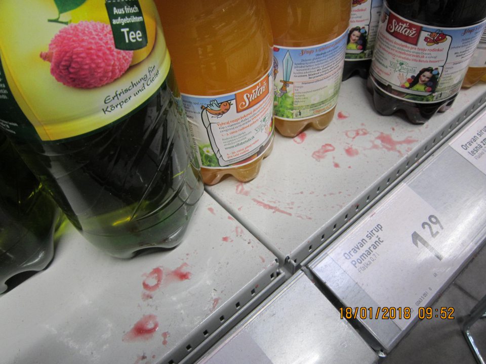 Znečistené regály zvyškami a obsahom potravín.