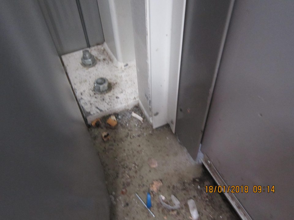 V sklade potravín znečistená podlaha zhlukom prachu, ohorkami, čiernou špinou.