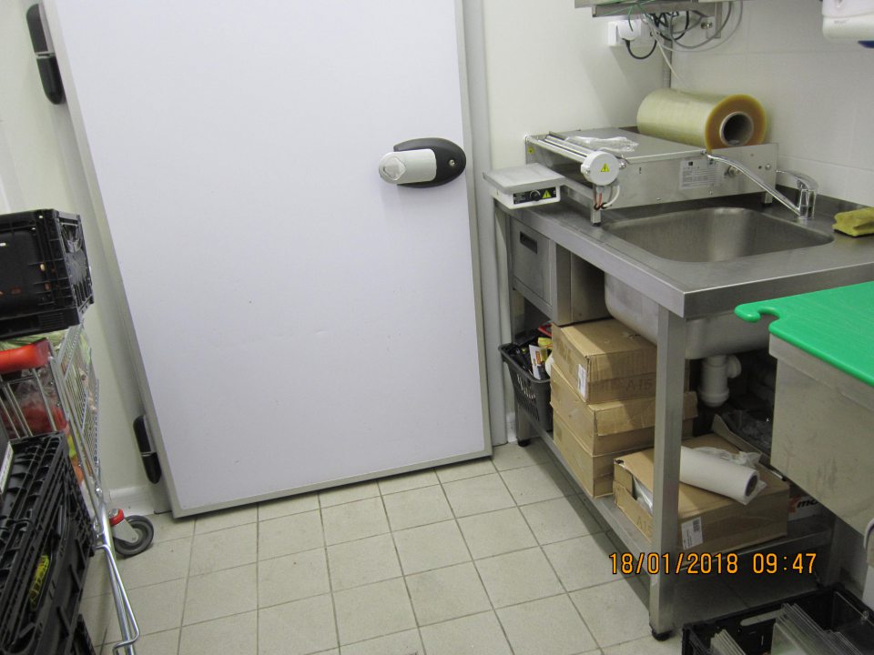 V priestoroch kde sa vykonáva krájanie, porciovanie a balenie ovozelu určeného na priamy predaj sa nachádza vytriedená zelenina a ovocie ( aj plesnivé) 