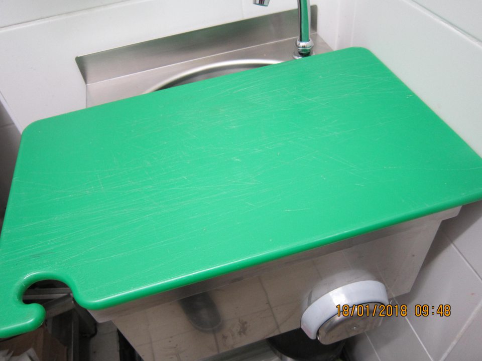 V priestoroch kde sa vykonáva krájanie, porciovanie a balenie ovozelu určeného na priamy predaj sa nachádza vytriedená zelenina a ovocie ( aj plesnivé) a činnosť je vykonávaná na doske umiestnenej na umývadle.