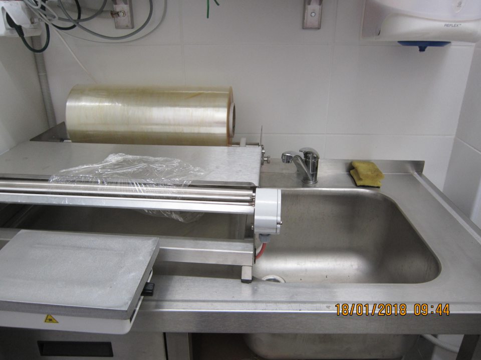 Balenie ovozelu je vykonávané na stroji, ktorý je umiestnený na dreze