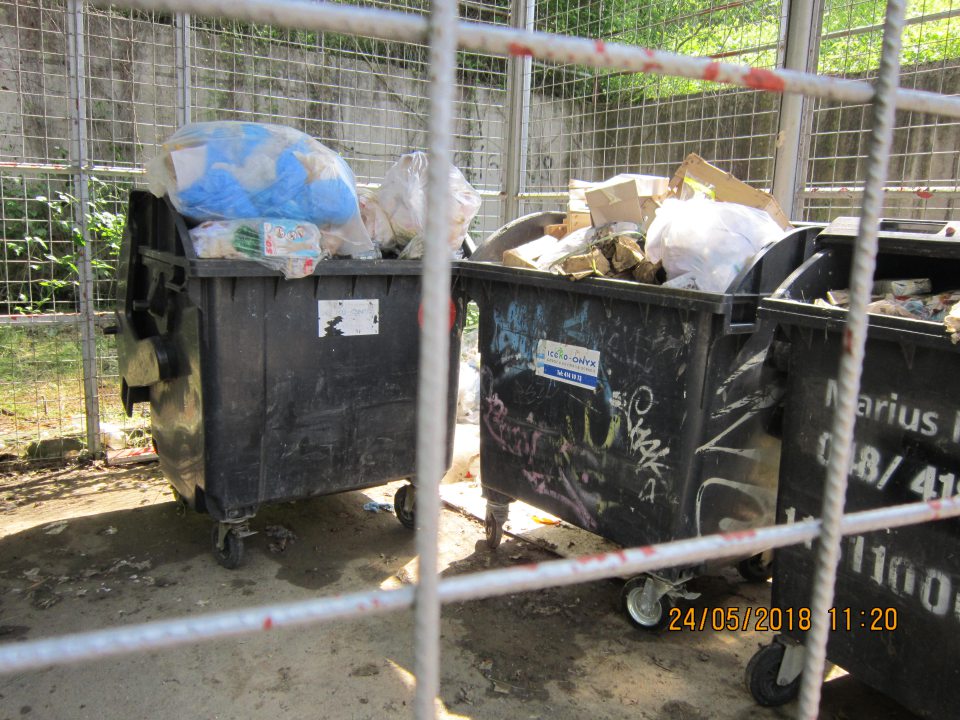 Preplnené kontajnery s odpadom