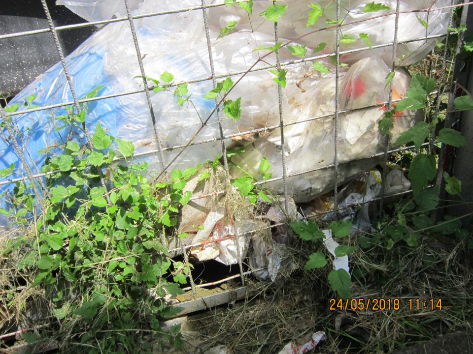 Skladovanie odpadu v stanovišti na komunálneho odpadu mimo nádob v igelitových vreciach