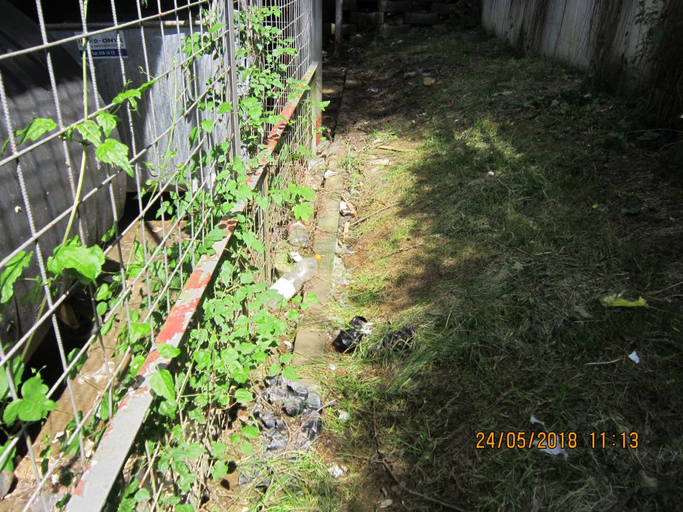 Neporiadok v okolí prístreškov na komunálny odpad - porozhadzované PET fľaše