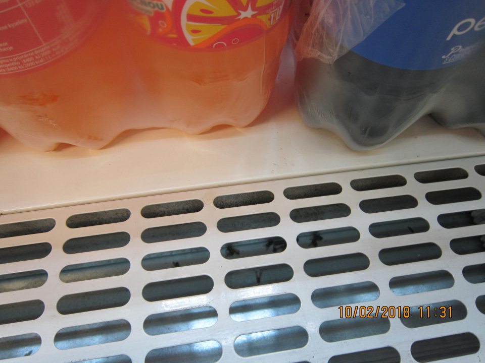 Na predajnej ploche :Znečistené chladiace vitríny  nápojov