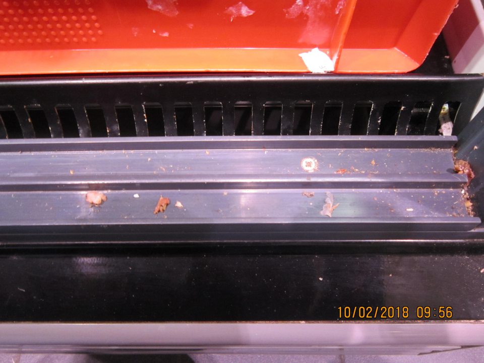 Znečistené vodiace lišty chladiacich vitrín mäsových výrobkov, syrov a lahôdok