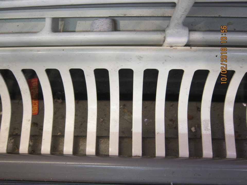 Na predajnej ploche :Znečistené chladiace vitríny zbytkami potravín, plastov a drievok v časti uskladnenia mäsových výrobkov, hydiny, nápojov