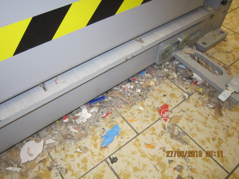 Pri lise na kartóny znečistená podlaha zaschnutou špinou,zbytkami obalov, kúskami dreva, paliet a drte z kartónov. 