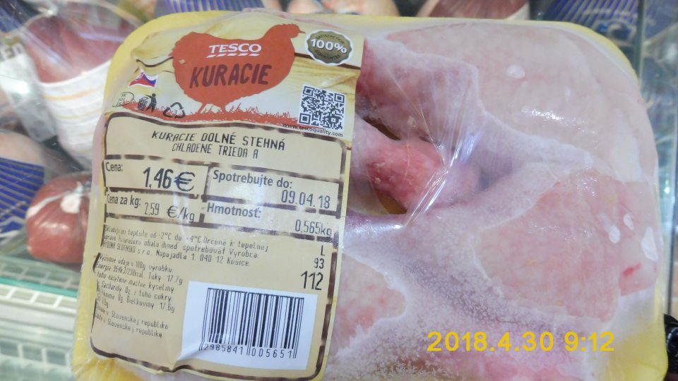 Kuracie stehná chladené sú uchovávané v mraziacom zariadení. Poškodený obal. Po uplynutí dátumu spotreby. 