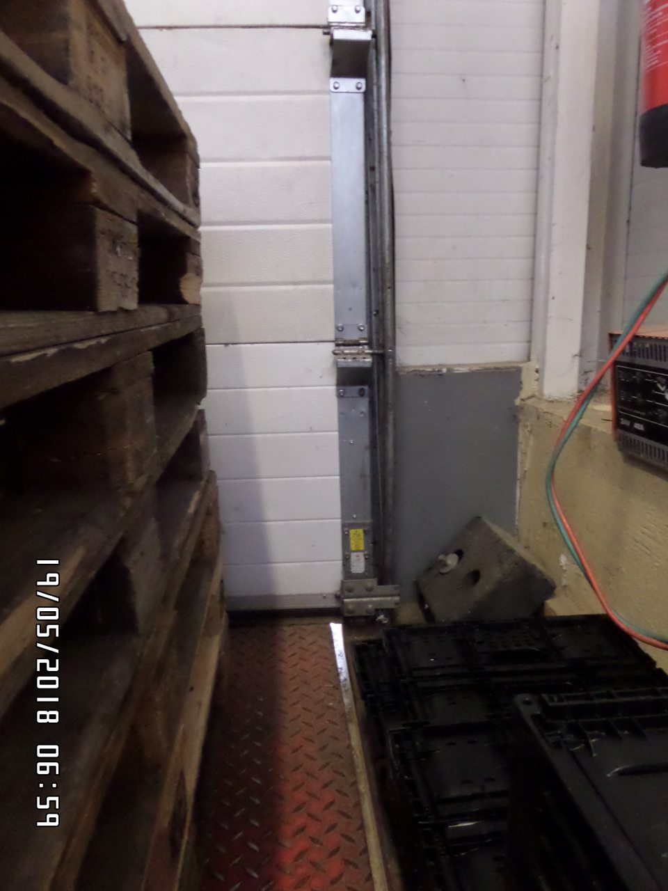 Nezabezpečené dvere proti vniknutiu škodcov.