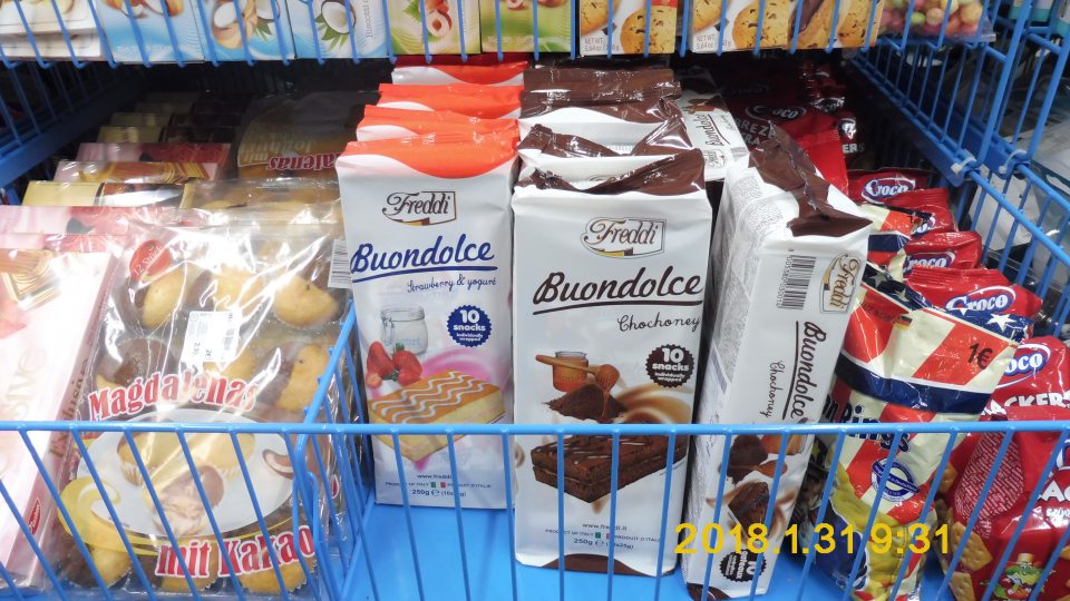 Predaj trvanlivého pečiva bez označenia v kodifikovanej podobe štátneho jazyka.