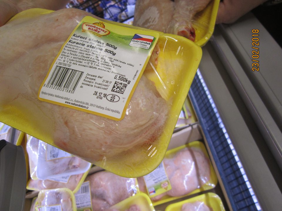 Predaj mrazených hydinových dielov s poškodeným obalom.