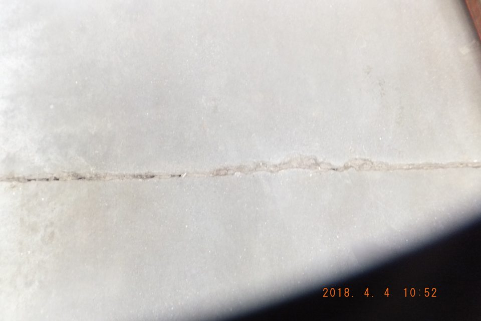 V sucho sklade pri vstupe poškodená podlaha.