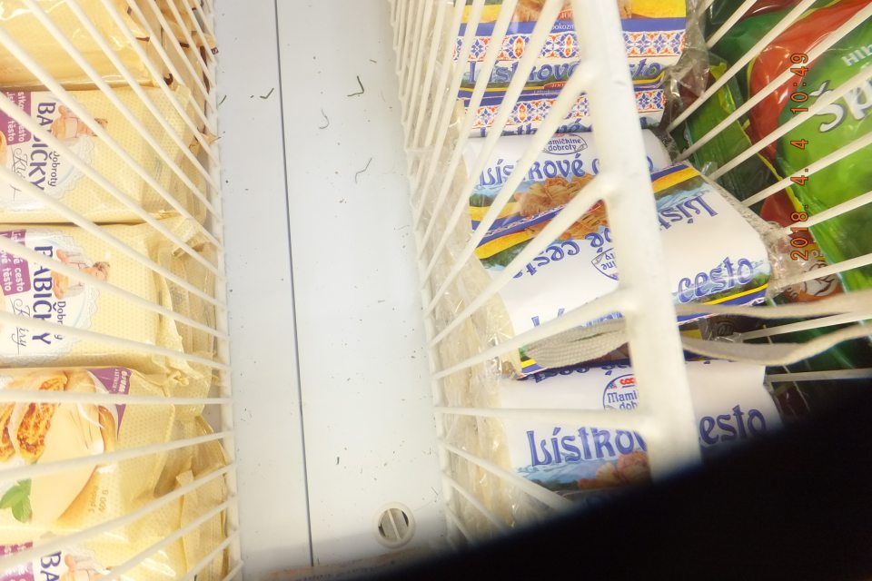 Na dne mraziaceho boxu na predajni nečistoty a smeti.
