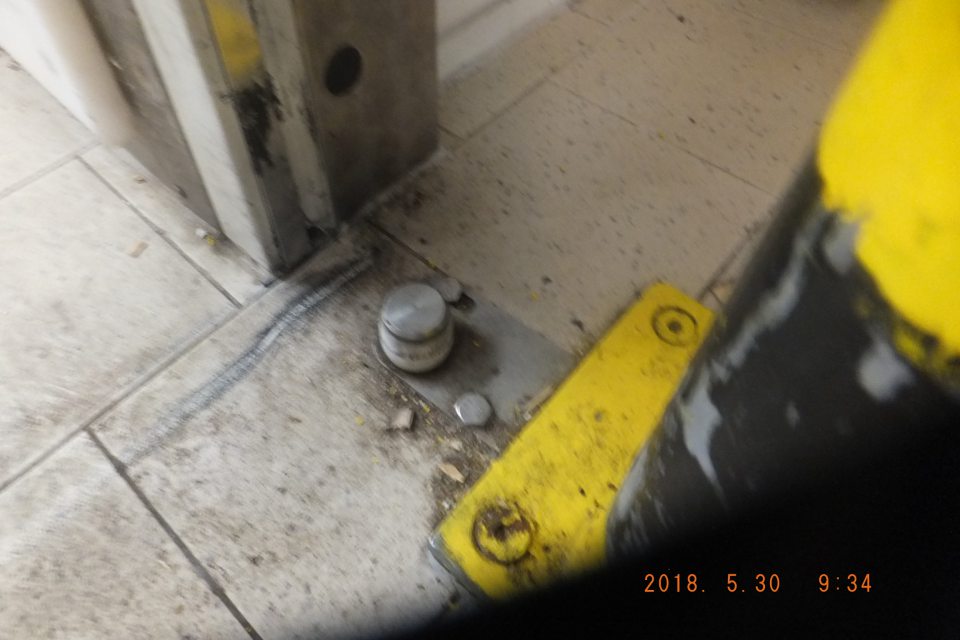 Znečistená podlaha v suchom sklade